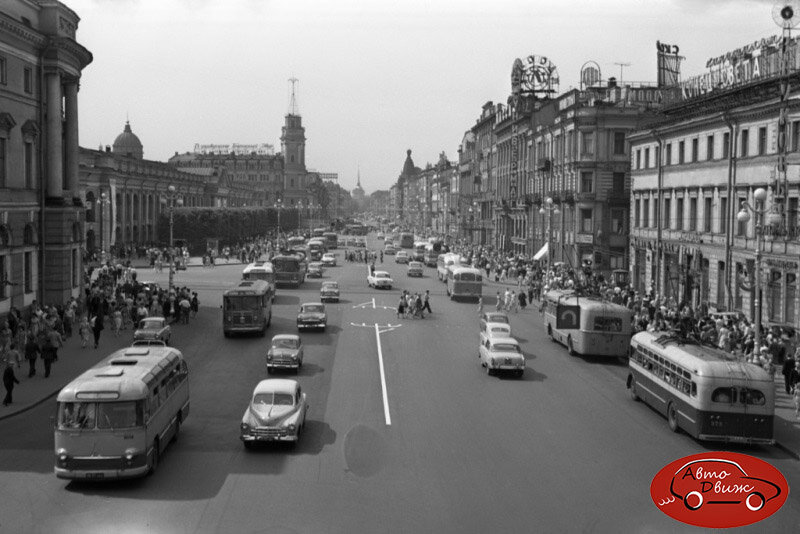 Опять Невский, только уже на год позже, 1965 г. Здесь уже и «Москвичи» видны, и 10-летний МТБ-82