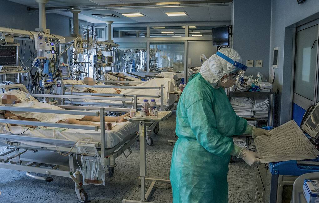 Эксперт: коронавирус на последней стадии поражает все органы 
В то же время, как сообщил заведующий отделением инфекционных заболеваний римской больницы Клаудио Мастроянни, ухудшения можно предупредить
1
© Carlo Cozzoli/IPA/ABACAPRESS.COM
РИМ, 5 апреля. /Корр. ТАСС Вера Щербакова/. Коронавирус поражает не только легкие, но и другие органы, распространяясь на микроциркулярном уровне на поздней стадии заболевания, однако эти ухудшения можно предупредить при своевременной и углубленной диагностике. Об этом в интервью корреспонденту ТАСС рассказал заведующий отделением инфекционных заболеваний римской больницы Умберто I, профессор университета "Сапиенца" Клаудио Мастроянни.

НА ЭТУ ТЕМУ
Все о коронавирусе: подборка актуальных материалов 
Все о коронавирусе: подборка актуальных материалов
"Мы говорим в основном о вызываемой коронавирусом пневмонии, но анализы, в том числе взятые у умерших пациентов, указывают, что в итоге вирус затрагивает все органы, потому что на микроциркулярном уровне вызывает целый ряд воспалительных процессов и захватывает все органы, больше всего поражая легкие. Но и другие органы поражаются почти на капиллярном уровне по микроциркулярному руслу. И этот аспект нужно изучать", - сказал специалист.

В его отделении, полностью переоснащенном для приема пациентов с коронавирусом, на данный момент проходят лечение 180 человек, из которых 27 интубированы. Всего через руки Мастроянни прошли 280 пациентов, из которых 32 умерли, и он отмечает много странностей этого вируса, а также не склонен полагать, что у кого-то изначально может быть иммунитет к нему. "Есть семьи, в которых есть зараженные, но не все члены заразились. Все это еще предстоит изучить специалистам. Например, еще одна странность в том, что пока, похоже, женщины меньше подвержены заражению. Потом мы пока не выявили ни одного заражения среди людей с ВИЧ", - рассказал профессор.

Среди факторов риска Мастроянни назвал ожирение и диабет, причем вне зависимости от возраста. Высокий показатель смертности может объясняться, по его мнению, двумя факторами. Один из них - демографическая старость населения. "Вторая причина, вероятно, в том, что реальное число заразившихся гораздо выше официальных данных. Есть мнение, что на каждый выявленный случай заражения приходится 6-10 невыявленных случаев. И если учитывать этот аспект, то уровень смертности значительно снизился бы", - сказал профессор. Он подтвердил, что большинство смертельных случаев фиксируется среди людей старшего поколения с такими патологиями, как сердечно-сосудистые и раковые заболевания, диабет, ожирение. "Непросто установить, наступила смерть от COVID-19 или от других болезней на фоне коронавируса", - добавил специалист.

Рецепт снижения смертности

"Помимо тестов, крайне важно проводить томографическое исследование легких, потому что, кроме клинических анализов крови и показателей содержания кислорода в крови, именно снимок легких может помочь понять истинное состояние пациента и серьезность заболевания", - сказал профессор. "В Италии мы видим тот же феномен, что наблюдали в Китае: томография выявляет поражение легких, тогда как мазок глотки может давать отрицательный результат. Мы выявляем вирус в легких при помощи бронхоскопии. В таких случаях требуется более углубленное медицинское исследование и диагностирование", - отметил врач. По его опыту, тесты надежны на 70-80%.

Он также констатировал, что далеко не все умирающие находятся в больницах. "Эта болезнь двухфазная. На протяжении 7-10 дней симптомы могут быть легкими: небольшое повышение температуры, легкий кашель, и неожиданно наступает ухудшение. Очень важно на первом этапе выявить тех, кого следует госпитализировать и взять под контроль. Потому что мы получаем пациентов уже в тяжелом состоянии, но если бы была возможность наблюдать их с самого начала, очевидно, что мы смогли бы избежать экстренных госпитализаций, когда пациент находится в ситуации достаточно безнадежной. Мы сейчас, имея свободные места, стараемся положить всех, и у них динамика достаточно положительная. Те, кто в итоге умирает, часто прибывают к нам поздно", - рассказал профессор.

Мастроянни пояснил, что в его клинике делят пациентов на самых тяжелых, которых сразу интубируют, и менее тяжелых, которые нуждаются в интенсивной терапии и попадают в отделение инфекционных заболеваний, где им делается неинвазивная искусственная вентиляция легких, и это те пациенты, чье состояние может улучшиться или ухудшиться. И есть те, которым достаточно кислородного обогащения. "Важно в этот момент, чтобы в каждой больнице было достаточно мест в реанимации. В начале (при большом потоке тяжелых пациентов) были сложности, мест в интенсивной терапии не хватало, сейчас (после значительной реогранизации) каждый госпиталь должен предусматривать 10-20% мест под реанимационные процедуры, и к этому нужно готовиться заранее. Я работаю в Лацио [столичная область, где общее число инфицированных чуть больше 3 тыс., из которых умерли 212 человек], и нам удается контролировать ситуацию, потому что у нас не было такого потока, как в Ломбардии, и было время подготовиться", - указал врач.

Он отметил, что отделения инфекционных заболеваний есть в больницах на всей территории Италии, во всех городах и провинциях. "Но мы должны были организовать реанимационные места внутри наших отделений, снабдив их необходимым оборудованием, а также в кратчайшие сроки переориентировать медицинский персонал на оказание реанимационной помощи определенного типа", - сказал собеседник агентства.

Профессор подчеркнул, что по отдельным каналам продолжается прием прочих пациентов, но перед госпитализацией проводится скрининг и у них берут анализы на коронавирус, чтобы не допустить распространения инфекции в больницах, в том числе среди медперсонала.

Мастроянни полагает, что пик будет преодолен на следующей неделе, а к концу месяца начнет сокращаться число заражений новым коронавирусом. "Мы уже достигли пологой эпидемиологической параболы, и это позитивные результаты предпринятых ограничительных мер. Но понадобится время, чтобы выйти из эпидемии. Для этого необходимо выявить все случаи, не допускать образования новых локальных вспышек", - сказал профессор. При этом специалист полагает, что обследовать всех невозможно, а брать анализы нужно у тех, у кого наблюдается хотя бы один подозрительный симптом.

Чем лечат и помогут ли антитела?

Мастроянни отметил, что все терапии носят экспериментальный характер. "Сначала мы использовали препараты против ВИЧ, сейчас мы применяем противомалярийные лекарства, а также лекарства против ревматоидного артрита. Эта терапия показывает неплохие результаты. В терапевтическом плане мы занимаемся исследованиями факторов иммунной системы, которые способствуют развитию заболевания. Это позволяет нам выявить людей в группе риска, у которых заболевание может пойти по тяжелому пути. Мы стремимся выделить биологические маркеры, которые могут указать на уязвимость организма того или иного человека", - пояснил врач.

"Одновременно, - продолжил он, - мы занимаемся разработкой серологических исследований крови, которые могут указывать на развитие антител. На нынешнем этапе наших знаний, основанных в том числе на данных Китая о лечении больных плазмой крови вылечившихся, мы можем сказать, что организмы, выработавшие антитела, почти наверняка приобрели иммунитет".

Профессор абсолютно уверен в естественном происхождении вируса. "Эти вирусы известны. Мы не знаем, что или какое животное стало передаточным звеном, что позволило передавать вирус от летучих мышей человеку", - указал эксперт.

"Все эпидемии рано или поздно проходят. Но эта нас многому научит. Это касается и повседневной жизни, в которой придется соблюдать определенные предосторожности, и правил гигиены и безопасности в больницах, где достаточно распространены разного рода инфекции. Это изменит модель поведения", - заключил Мастроянни.