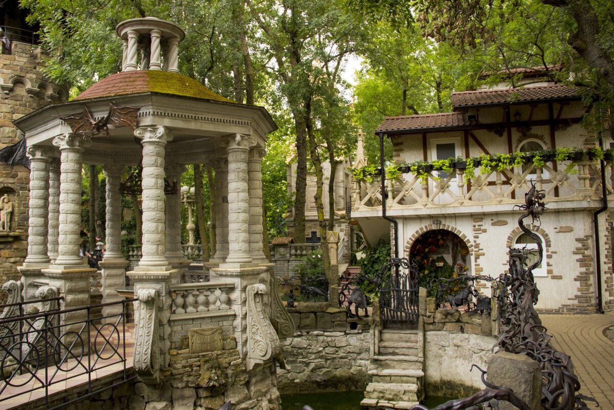 Усадьба черноморская кабардинка. Кабардинка парк старый город. Старый парк Новороссийск. Старинный парк Кабардинка. Парк Кабардинка в Геленджике.