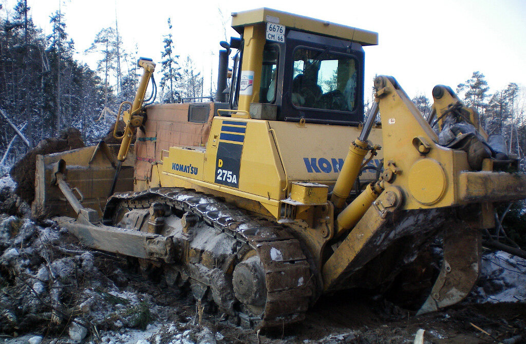 Бульдозер оснащён 410-сильным двигателем Komatsu 6D140-2 