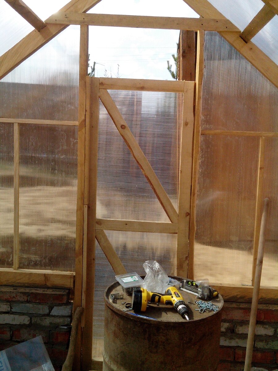 Герметичная дверь для теплицы. Как сделать дверь парнике. Деревянный каркас для теплицы. Парник из поликарбоната. Теплица из брусков.