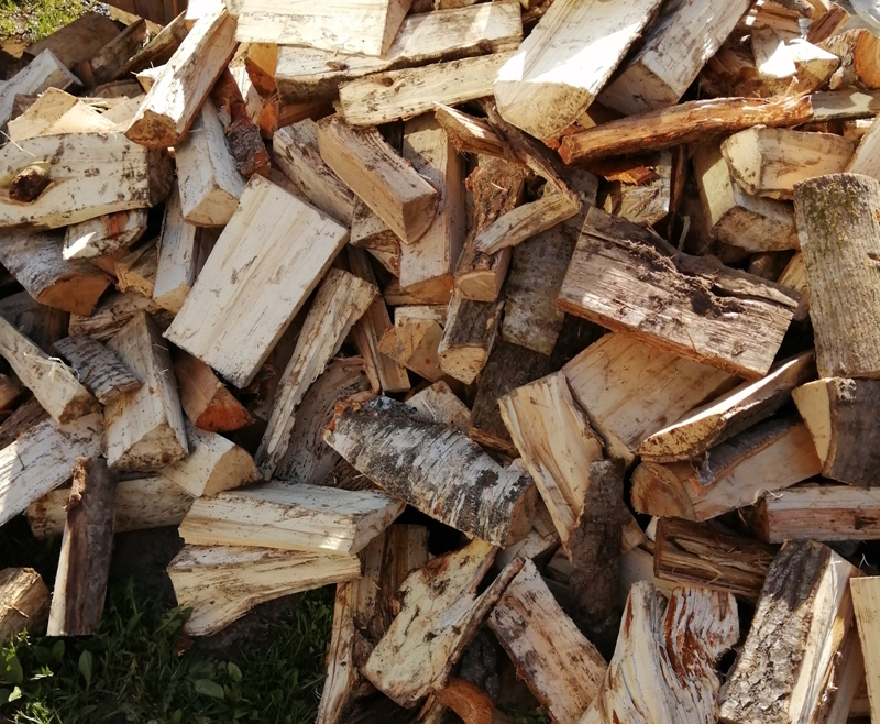 Без дров в апреле на даче приходится сложно