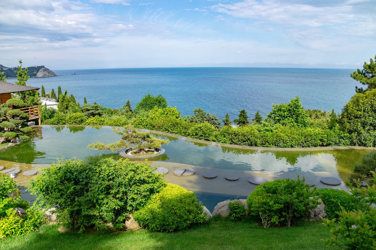 2. В пруду отражаются верхушки деревьев, растущих в нижней части парка.