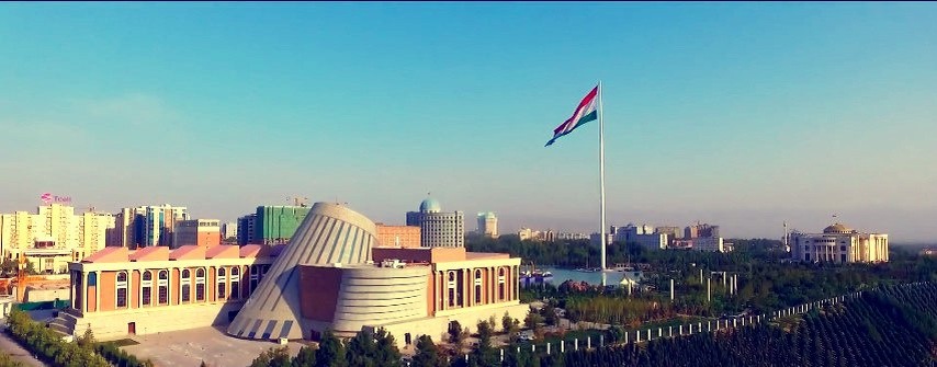 Флаг в центре Душанбе 