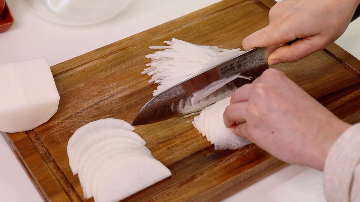 Дайкон нарежем тонкой соломкой.