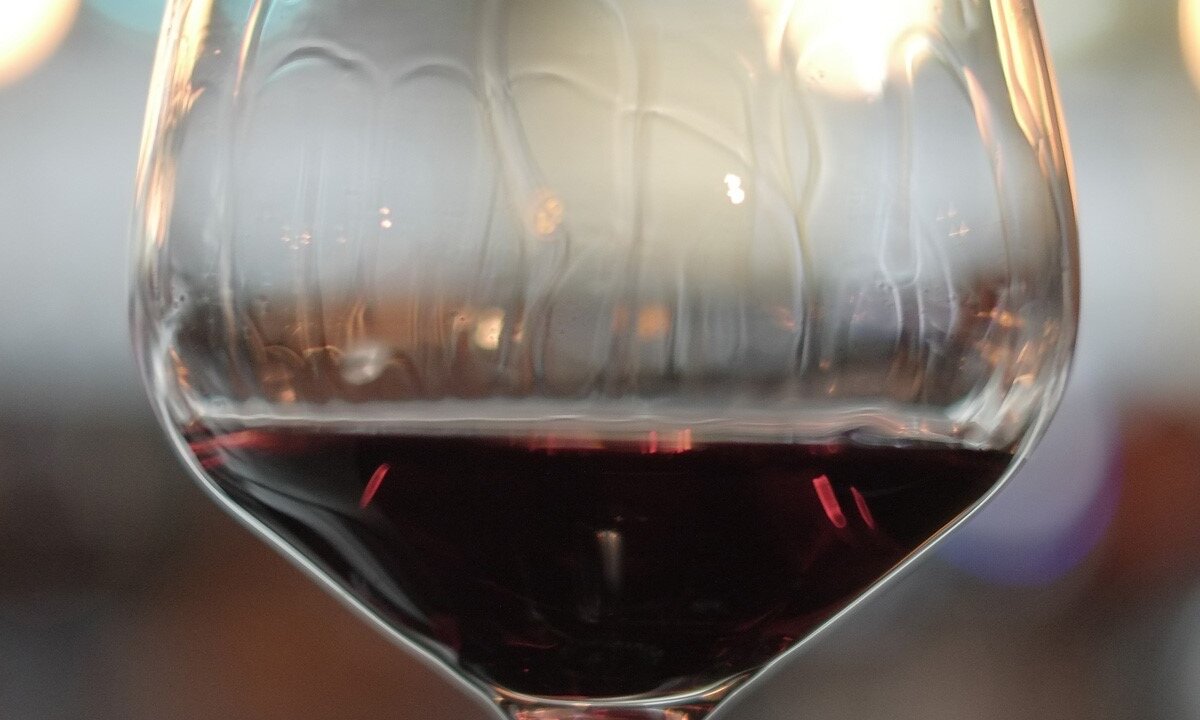 Вином наполнялся бокал. Эффект Марангони. Бокал с вином. Бокал красного вина. Винные ножки на бокале.