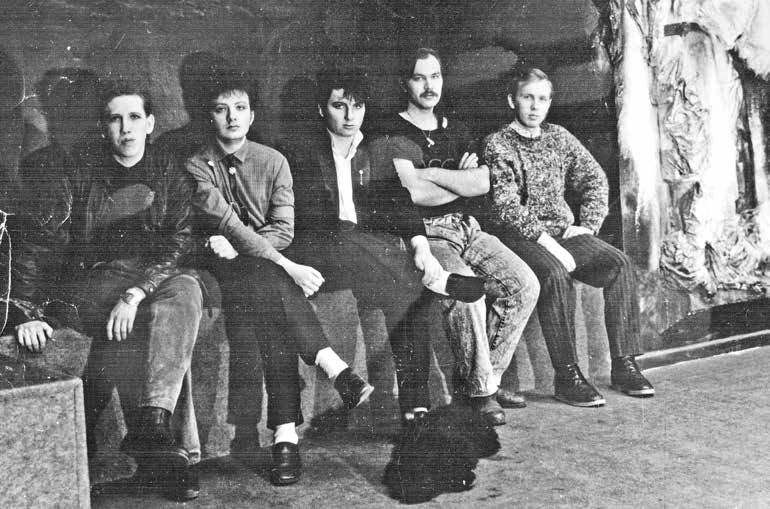 "Агата Кристи" времён первой волны всесоюзной известности. Слева направо: Александр Козлов, Глеб Самойлов, Вадим Самойлов, Пётр Май, Александр Кузнецов (звукорежиссёр)