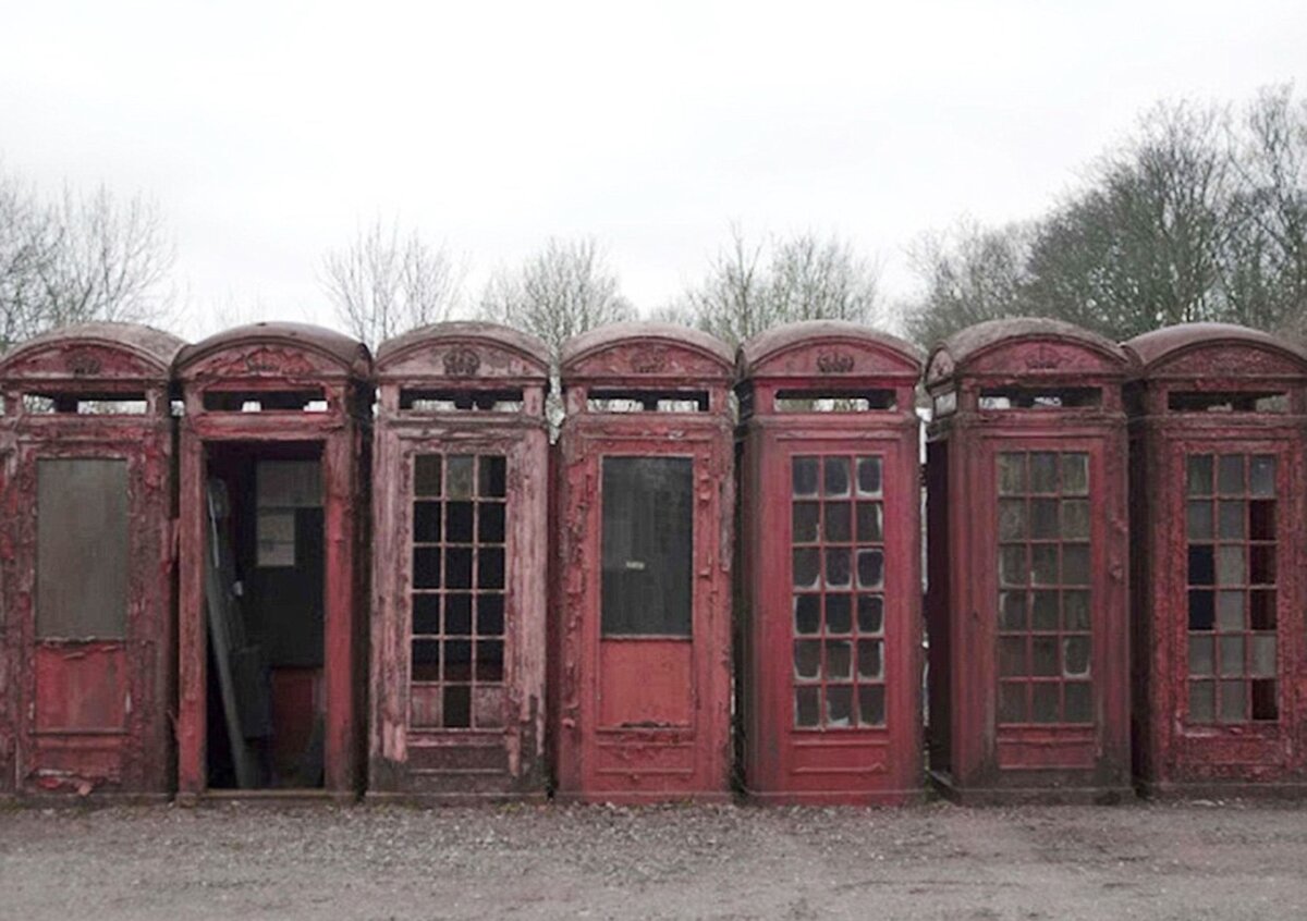Спб старый телефонов. Кладбище телефонных будок в Великобритании. Старая телефонная будка. Старинные Телефонные будки. Советская телефонная будка.