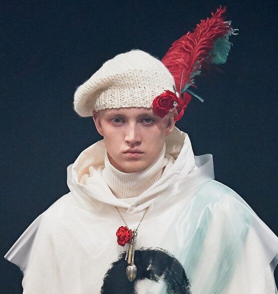 Перо делает похожим эту фотографию на портрет средневекового пажа 🙈