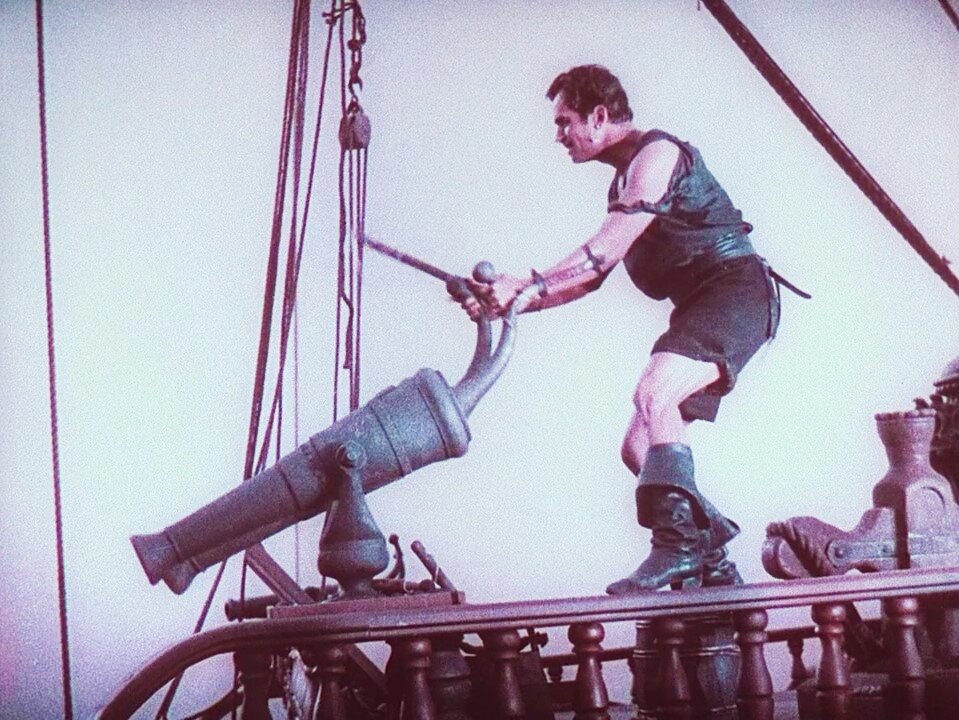 Дуглас Фэрбенкс в роли Черного пирата. Настоящий герой боевика.