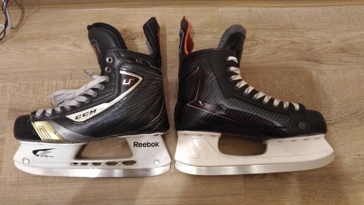 Коньки F1 от Фабрики V76 (справа) и коньки ССМ U+ Crazy Light, по фото видно, что геометрия ботинка аналогична мировым лидерам рынка 2010 года