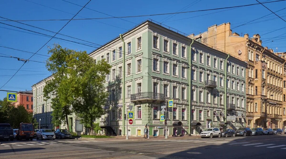 Сначала она занимала небольшое помещение на углу 2-й линии и Среднего проспекта (сейчас это дом №41 по 2-й линии — он на фото). Дидерихс выпускал рояли и фортепиано. После его смерти в 1846 году дело продолжили сыновья. Они расширили производство, открыли собственный магазин на Владимирском проспекте, 8, приобрели соседнее с фабрикой здание — дом № 43 по 2-й линии.