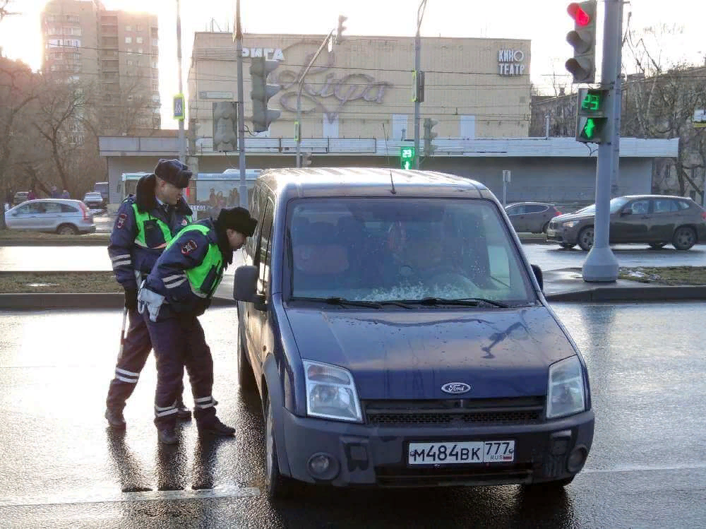 Фото: Стоящий поперек дороги автомобиль на Алтуфьевском шоссе напротив кинотеатра «Рига» / Агентство «Москва»