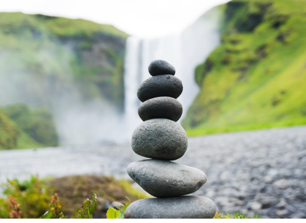 Если проводить аналогии, то если человкек на уровне A1, то второй уже камешек снизу - есть какая-то основа, база. И хотя там говорения особого пока беглого ожидать не приходится, но человек довольно много понимает. Всё, "в пассиве" - знания в умения не перешли, и нужно очень много практика проговаривания того, что вроде как "проходил", и "если увижу, то понятно". 