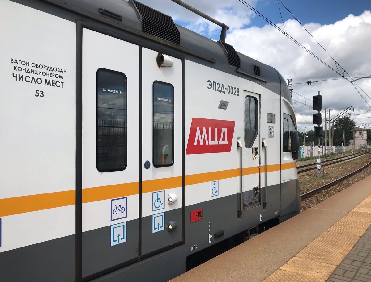 ЭП2Д прибыла на станцию Царицыно и высадила уважаемых пассажиров. Наклейки МЦД достались всем поездам, курсирующим на маршрутах диаметров в момент, когда ЦППК поняли, что Иволг мало, а люди ждут на станциях и остановочных пунктах именно их: людям были обещаны абсолютно новые поезда с интервалом в 5-6 минут, но, увы, чуда к моменту запуска не случилось, и пришлось выкручиваться имеющимся на линиях подвижным составом. 