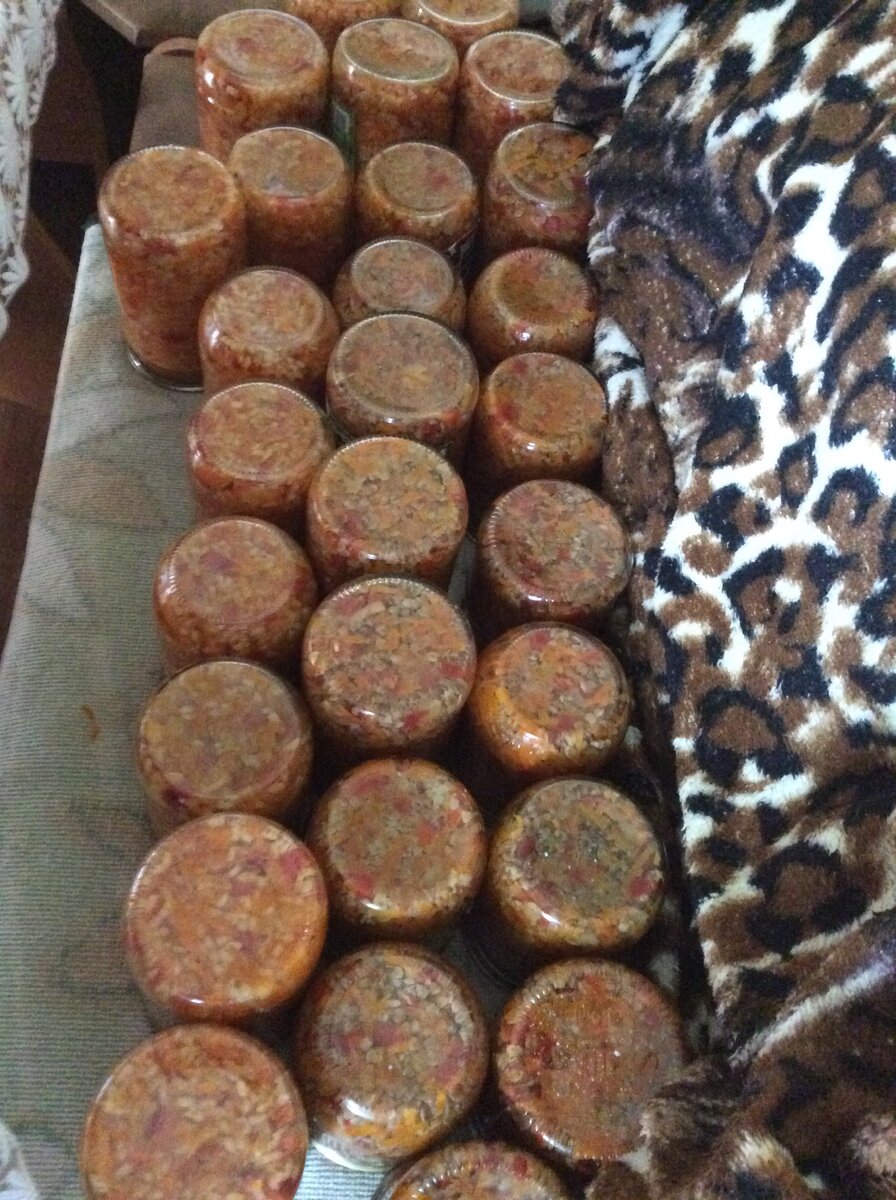 Банки стояли еще укутанные, раскрыла, чтобы остывали 