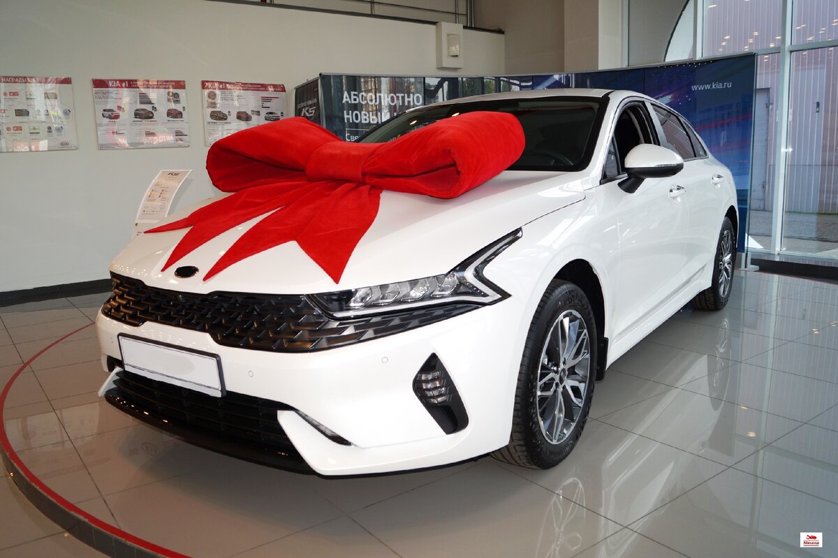 Фото иллюстрирует продажу нового автомобиля 