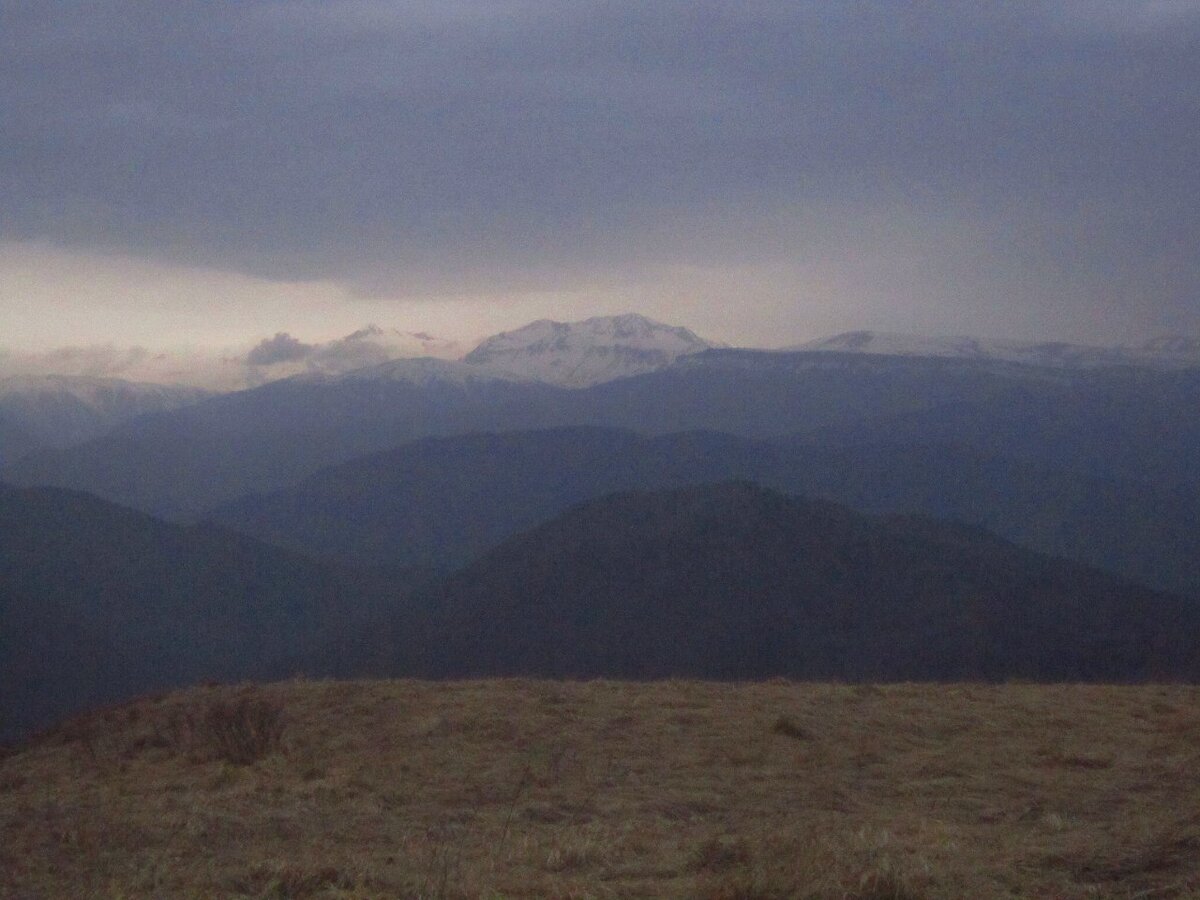 Вдали Лагонакское нагорье 