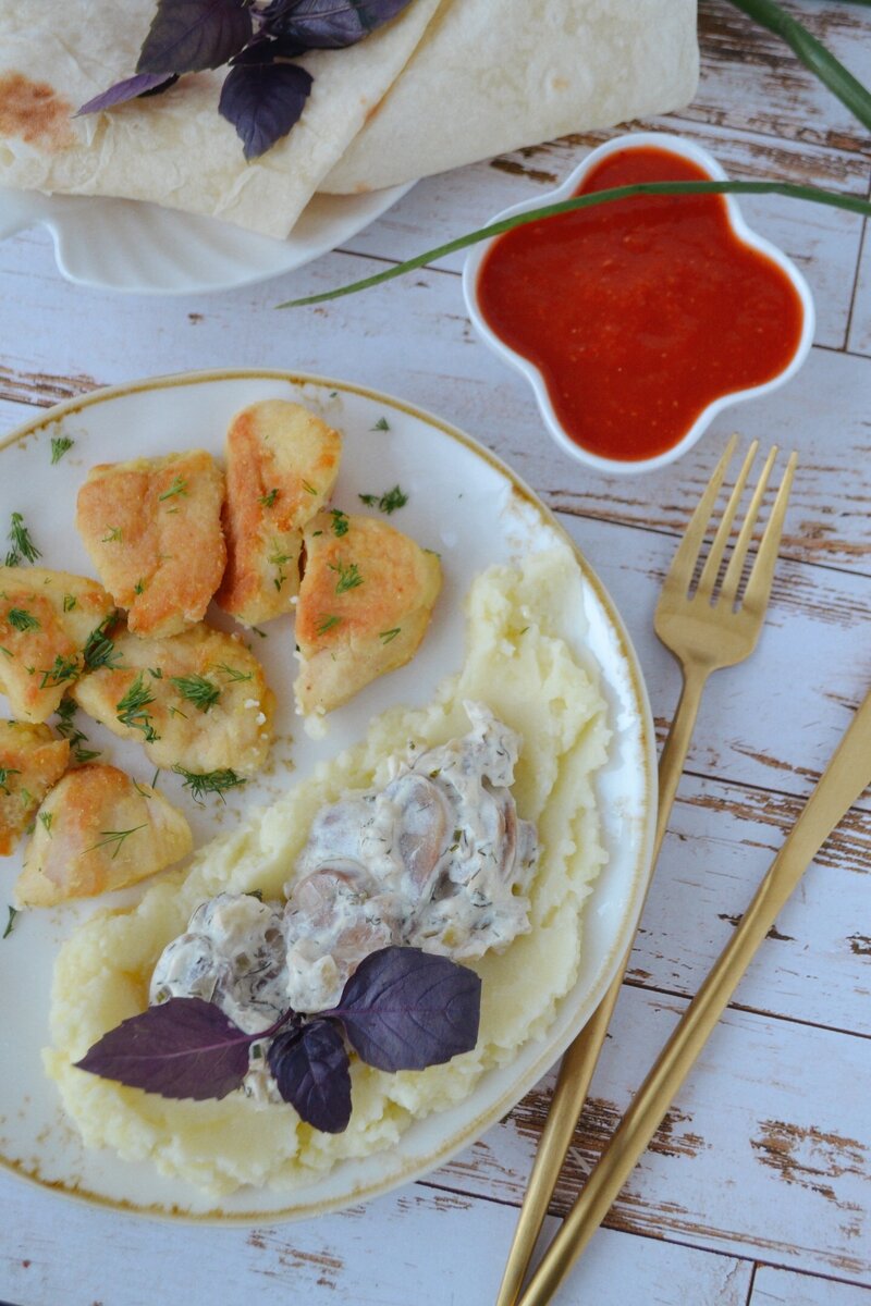 Куриная грудка с гарниром из картофельного пюре и тушёных шампиньонов в сметане.