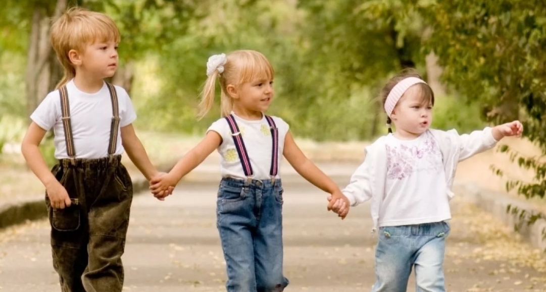 День друзей открытки. Дружба 3 года. Веселое детство. Три мальчика. Открытка с годовщиной дружбы.