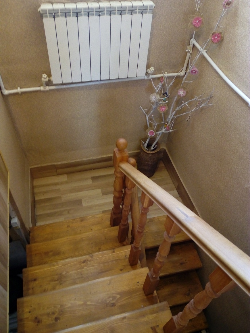 Лестницу мы полностью поменяли, даже установили ее в другую сторону. Личное фото