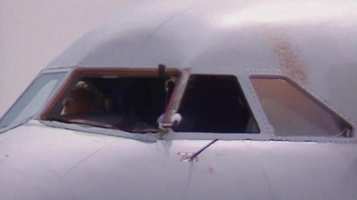 Передняя часть кабины самолета после приземления: справа видны следы крови. Кадр из документального сериала "Air Crash Investigations". 
