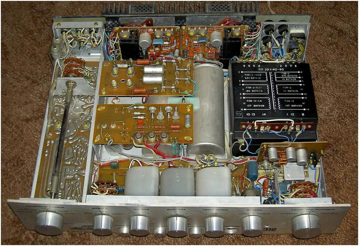 Усилитель Бриг-001 без верхней крышки.