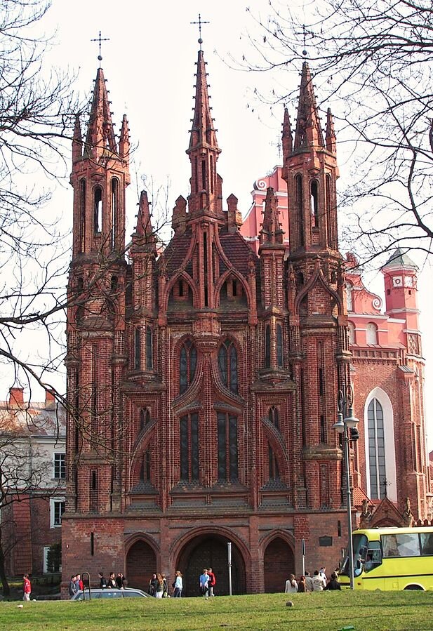 Костел святой Анны. Самое красивое здание в Вильнюсе. По легенде, Наполеон, увидев его, сожалел о том, что костел нельзя перенести в Париж и приказал своим войскам не разрушать здания в Вильнюсе. Костел построен в 14 веке, а в 16 практически сгорел. Но через 15 лет его заново отстроили в камне. 