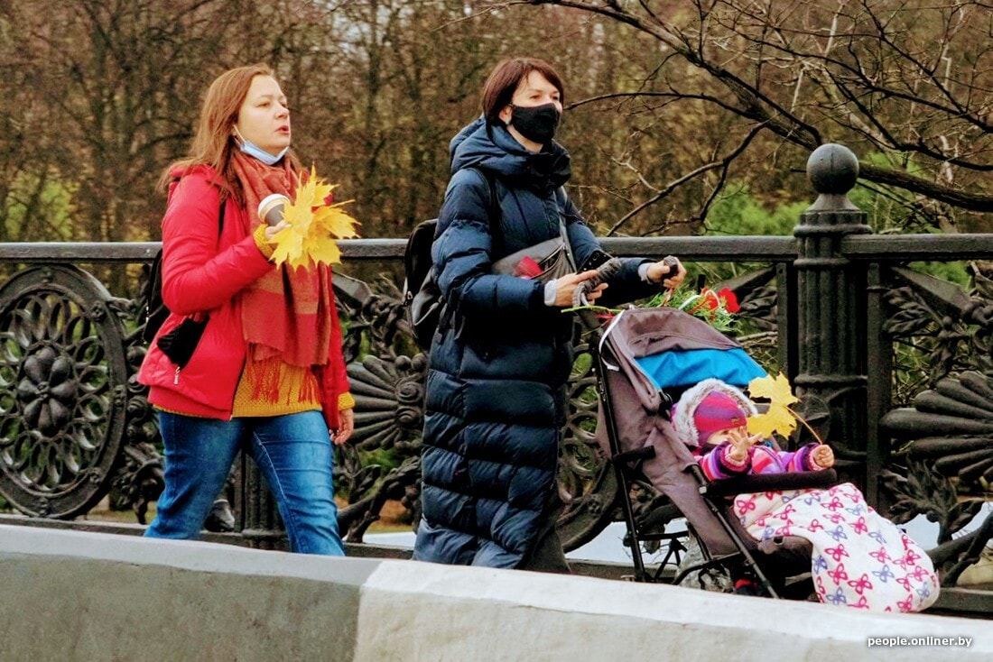 Девушки на прогулке в центе Минска 7 ноября