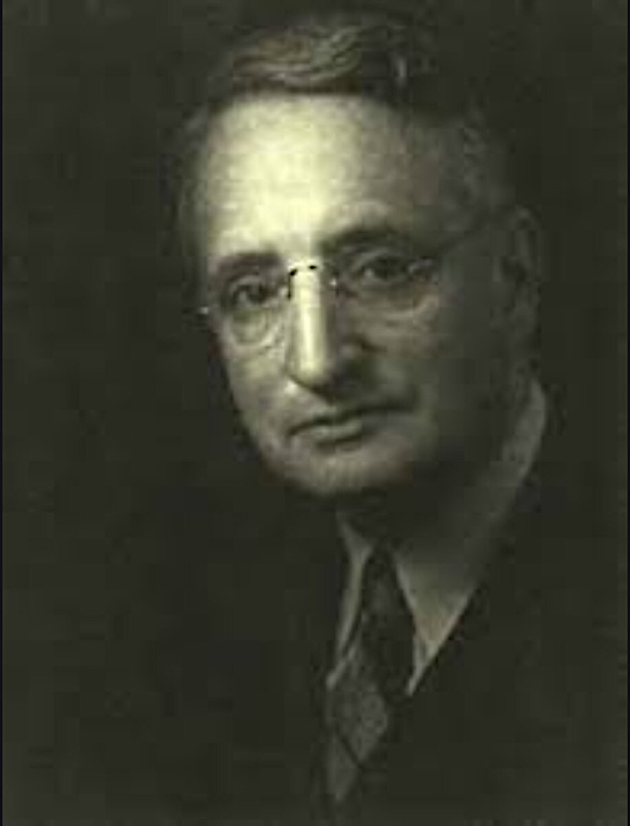 Фрэнк Бенфорд  1883−1948 Американский физик и инженер-электрик. Прежде всего знаменит благодаря своему закону, но также был экспертом в области оптических измерений (более 20 патентов на оптические измерительные устройства).