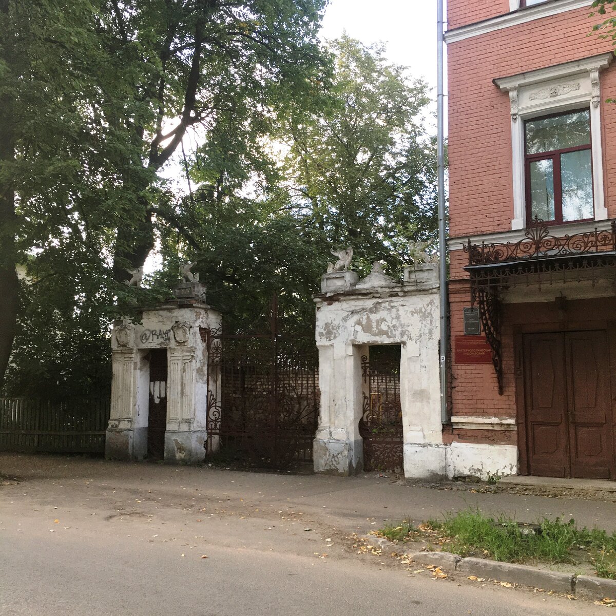 Сфинксы на воротах, медленно и верно разрушающиеся от времени