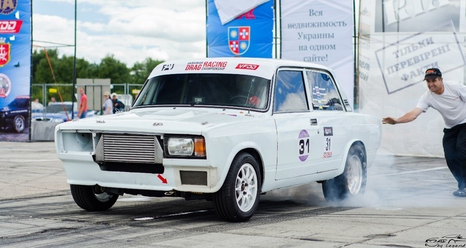 Этап Чемпионата Украины в Виннице 2013 год. Прогрев резины перед стартом.
На фото за рулем - пилот и на заднем плане - его отец.