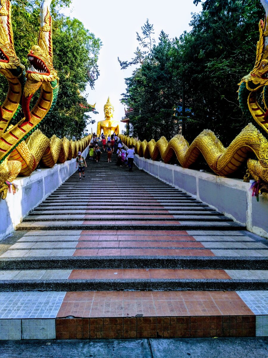 У нас мало времени, поторопитесь... Так проходят экскурсии (Фото автора)