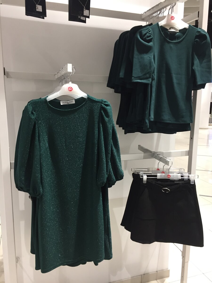 цвет у платья красивый, но этот люрекс просто брр)))