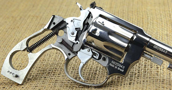 Разбираются револьверы легко, внутри все аккуратно