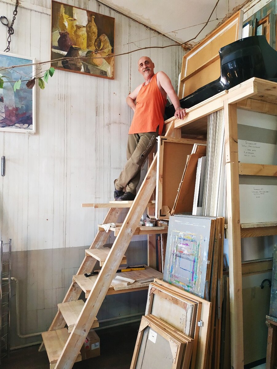 Палыч, в майке-алкоголичке. Как всегда, оптимистичный и роскошный)))