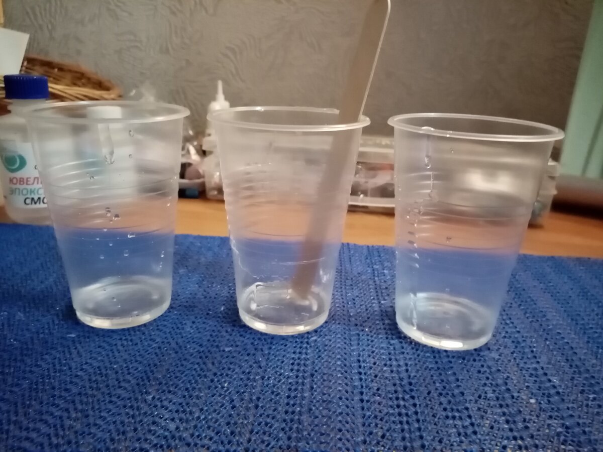 Разливаю по трём стаканам