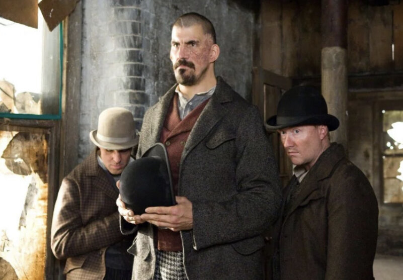 Рост актёра 208 см, вес 160 кг.