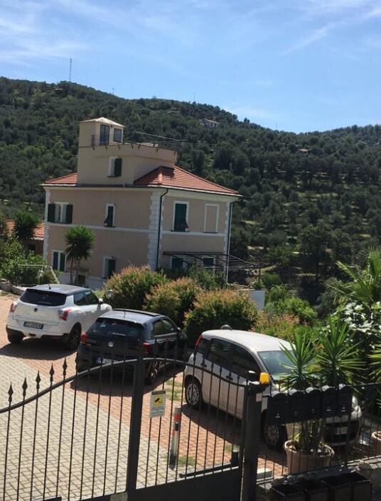 Вилла Кавур: большая парковка на десять автомобилей.