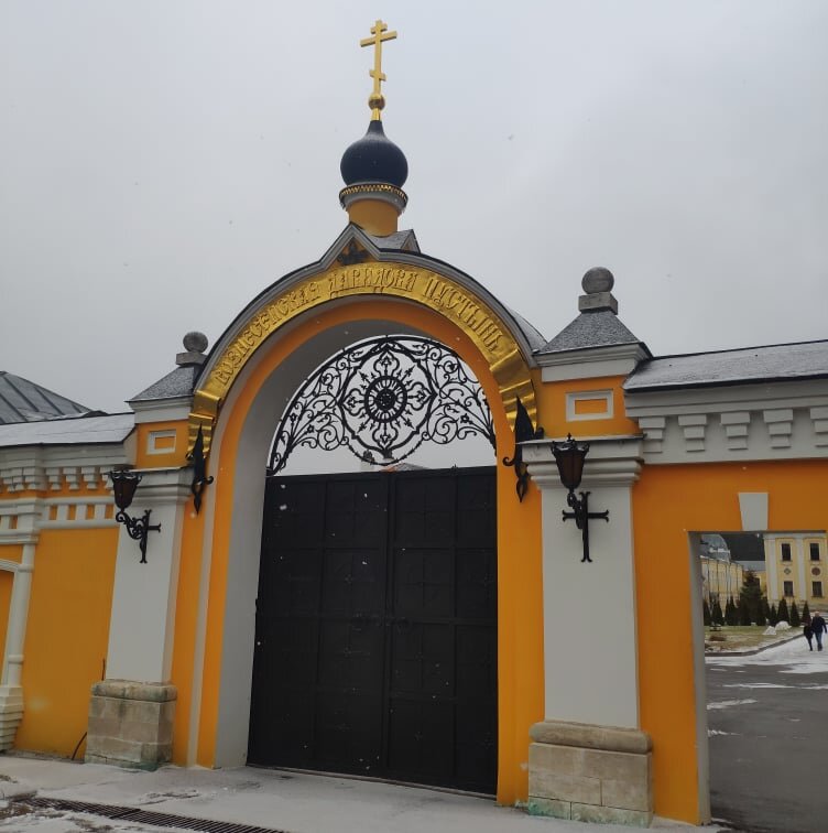 Вход в святую обитель. Фото автора