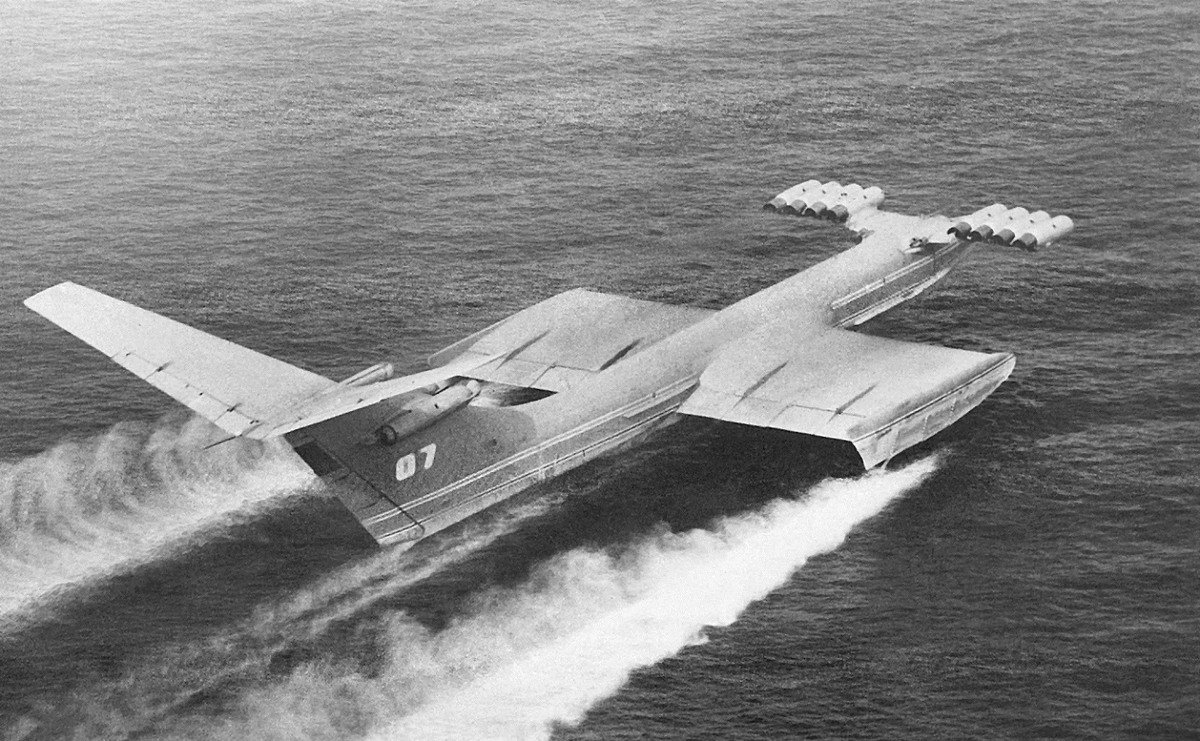 Рис. 33. Экраноплан КМ.