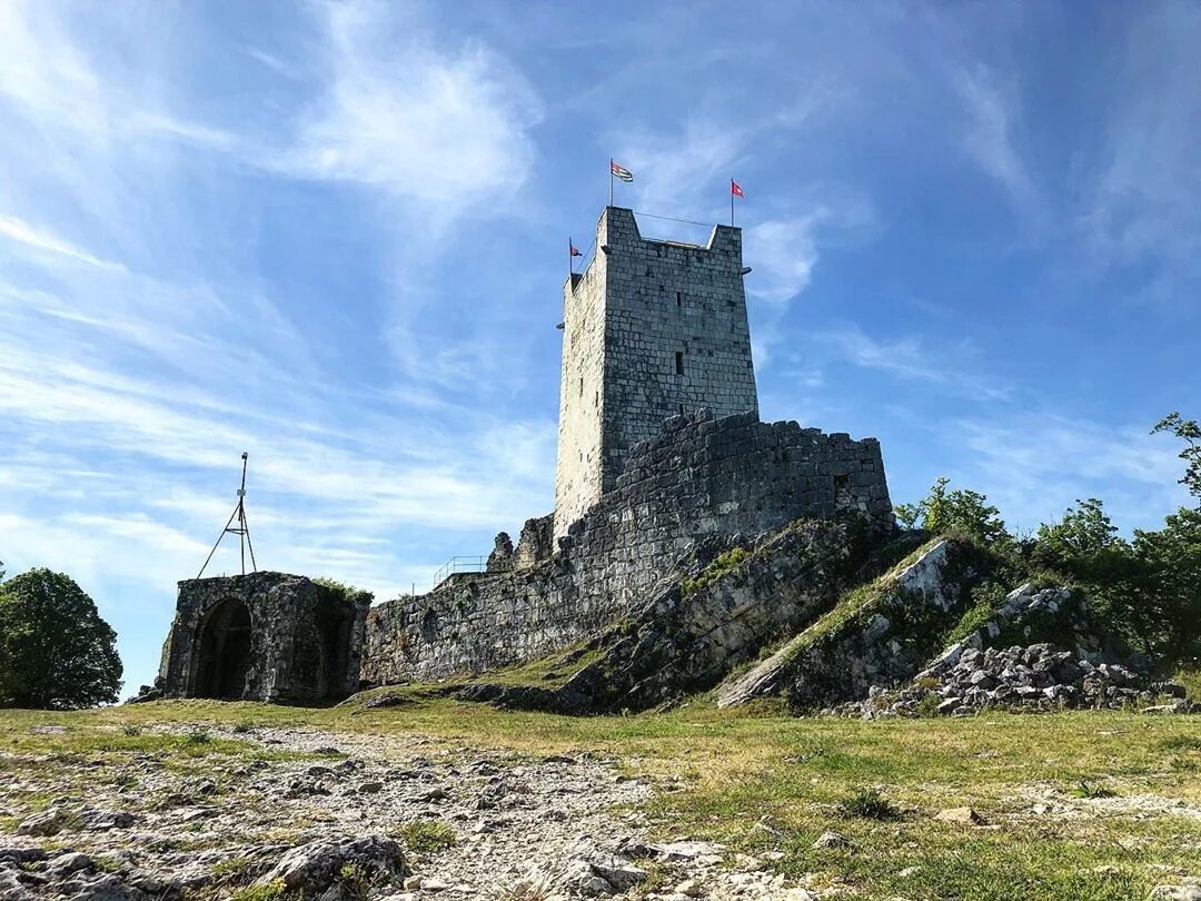 Castle now. Крепость Анакопия Абхазия. Анакопийская крепость на вершине горы.. Анакопийская крепость на фоне гор снега. Замок Анакопийского царя.