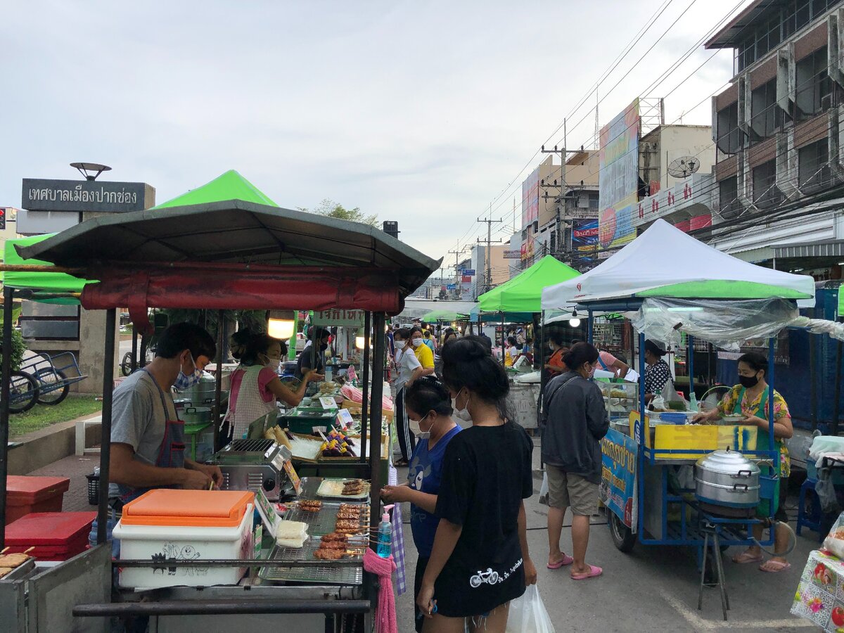 Ночной рынок города Пакчонг, который стал для меня родным за время моего нахождения в Таиланде