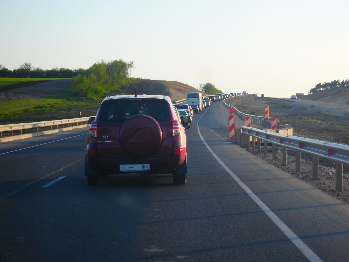 Вот такие пробки были на направлении Керчь-Симферополь до завершения строительства трассы.