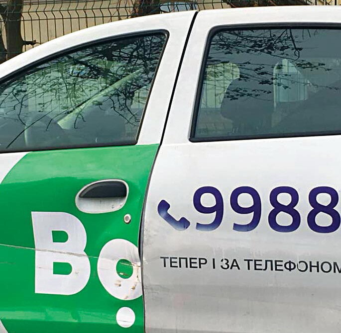 Верный признак паркового автомобиля – обклейка в символику одного из агрегаторов. Бывают, впрочем, и вот такие сочетания…