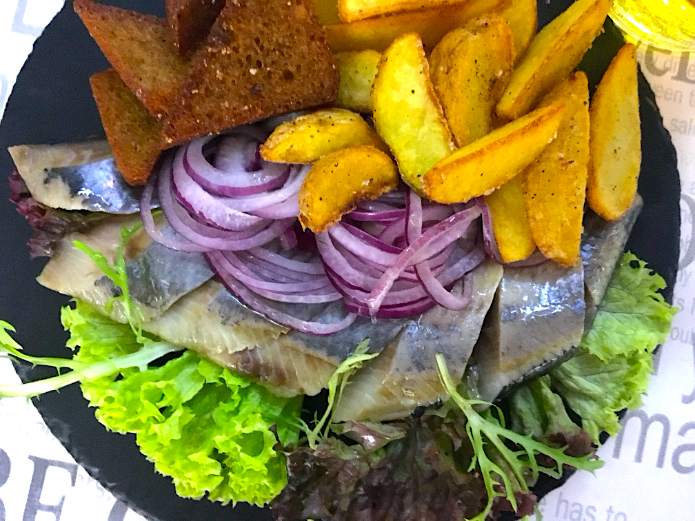 Картошка, зелень и лук - отличные компаньоны для селедки. 