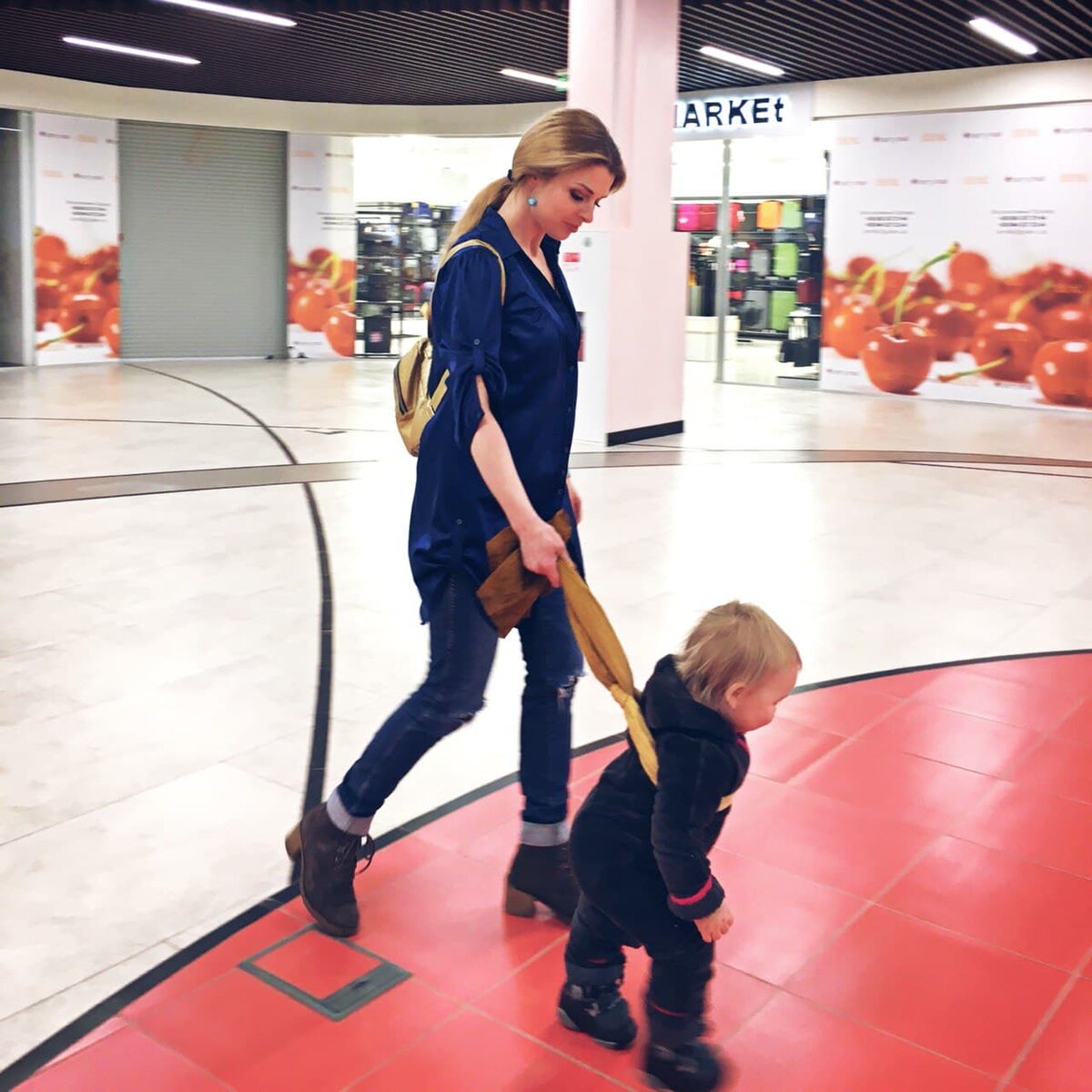 Обычный шарфик — незаменимая вещь в арсенале мамы годовалого карапуза.