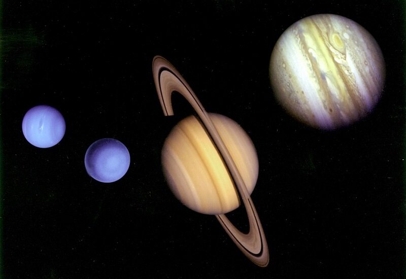 Юпитер по сравнению с другими газовыми гигантами Солнечной системы, масштаб сохранён