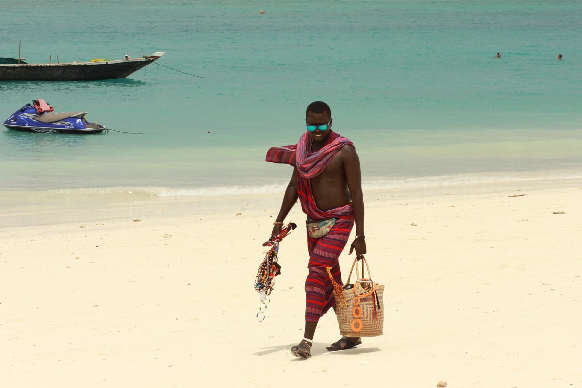 еще один бизнесмен, продаёт сувениры на пляже