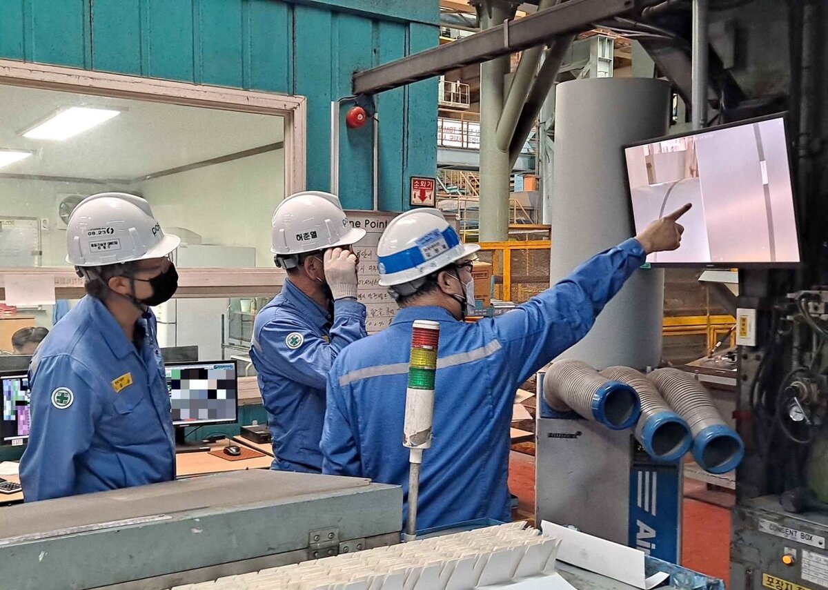 Сотрудники Posco изучают продукцию, идентифицированную программой распознавания продукции компании. (Posco)